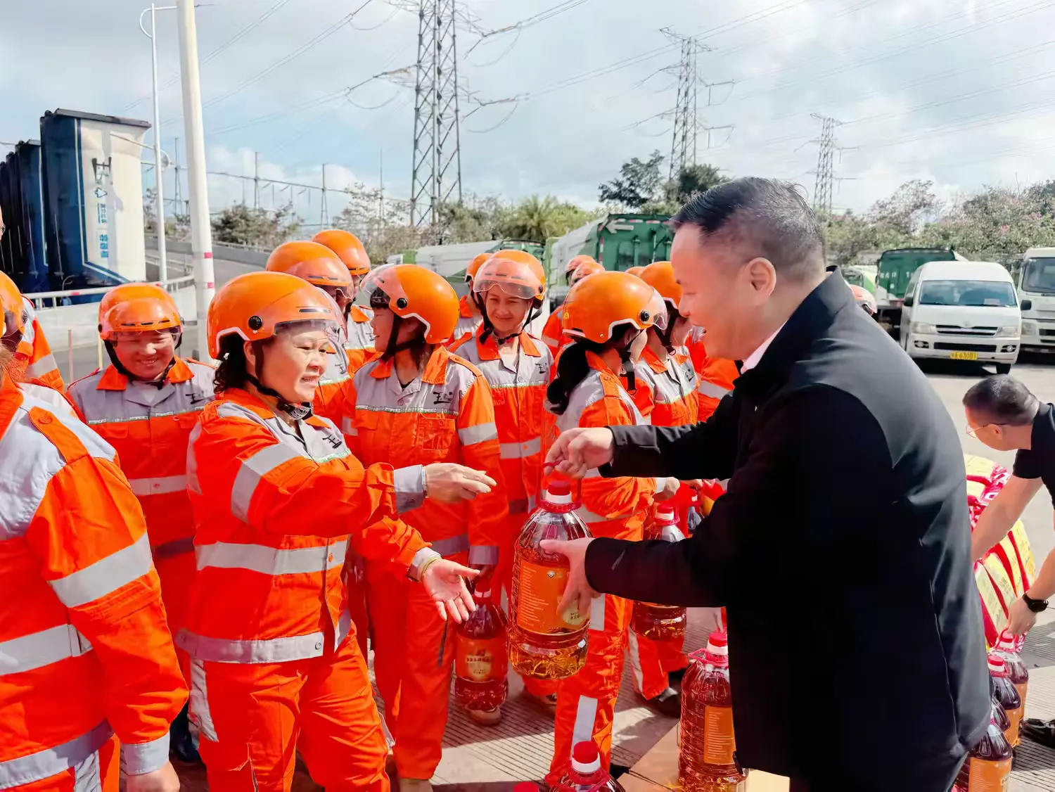 市環(huán)發(fā)公司開(kāi)展2026年春節(jié)慰問(wèn)?？谑幸痪€環(huán)衛(wèi)工人活動(dòng)(圖4)