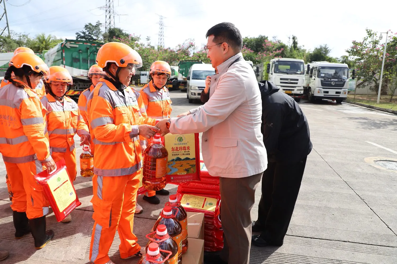 市環(huán)發(fā)公司開(kāi)展2026年春節(jié)慰問(wèn)?？谑幸痪€環(huán)衛(wèi)工人活動(dòng)(圖5)