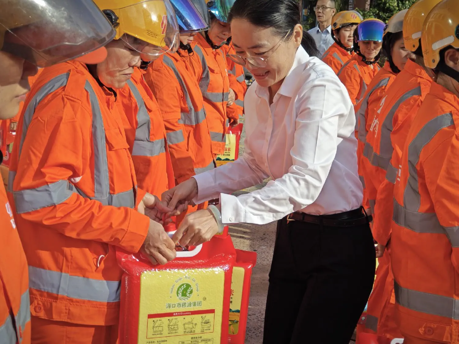 市環(huán)發(fā)公司開(kāi)展2026年春節(jié)慰問(wèn)?？谑幸痪€環(huán)衛(wèi)工人活動(dòng)(圖6)